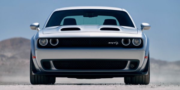 В Dodge демонстрираха, че използват отлично опита, натрупан от Demon, който сега се прилага успешно и при развитието на специалните версии на Challenger. Мощността тук е 797 конски сили, което обяснява и тази скорост.